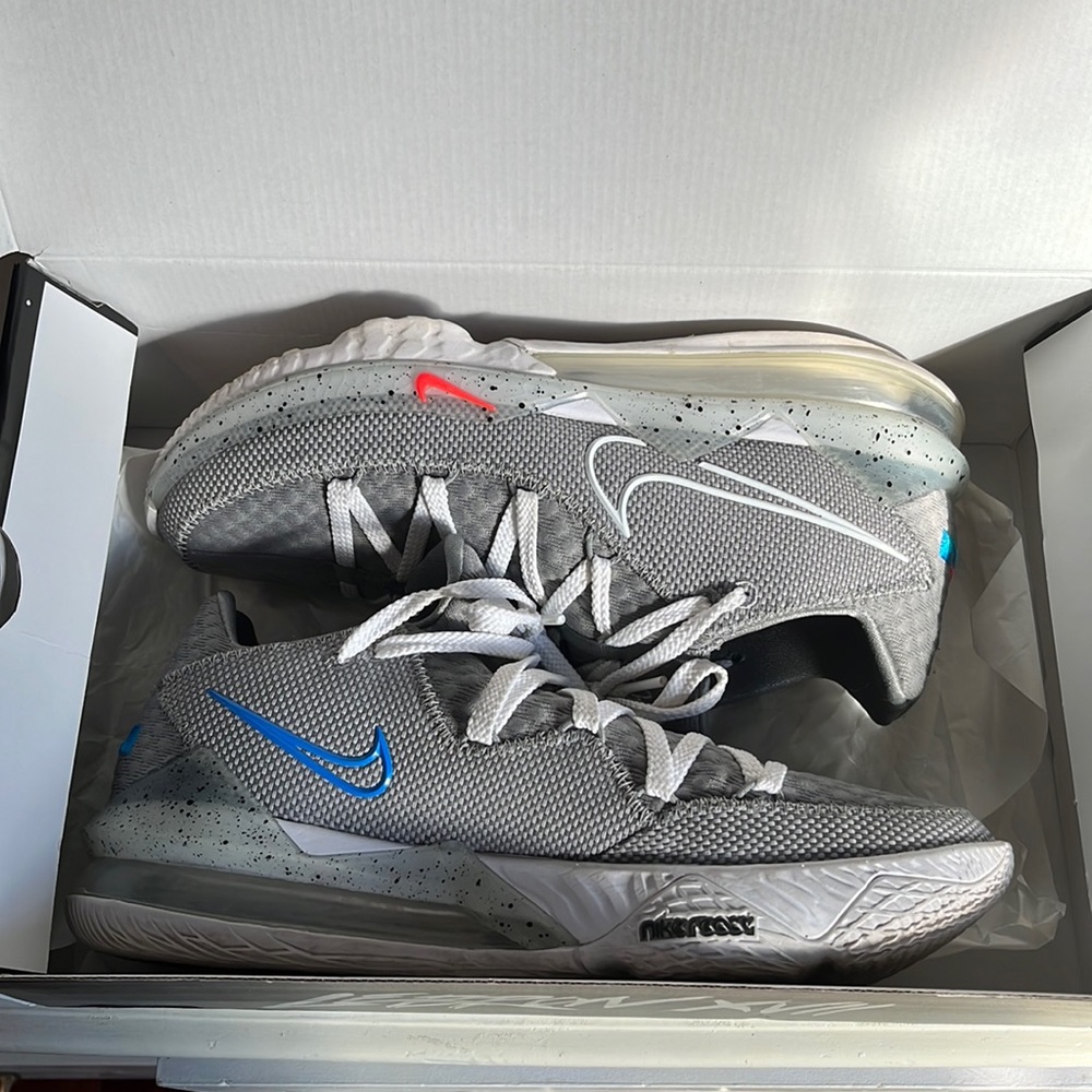 Lebron xvll low sneakers